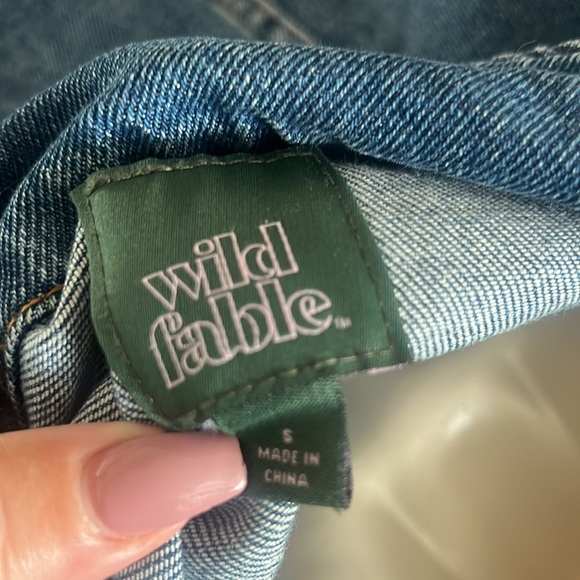 WILD FABLE Women’s Cropped Raw Hem Button Front Jean Jacket - Picture 5 of 6